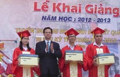 PM attends beginning of new academic year at Le Hong Phong School  - ảnh 1